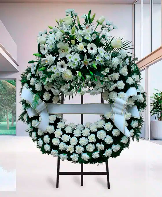 Corona Funeraria de claveles blancos para Tanatorio Peñafiel El Salvador